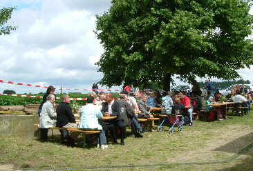 Pfingstmontag 2006 im Sonnenschein bei Wrstchen und Bier